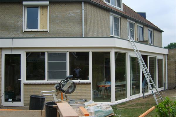 Aanbouw in aluminium wit